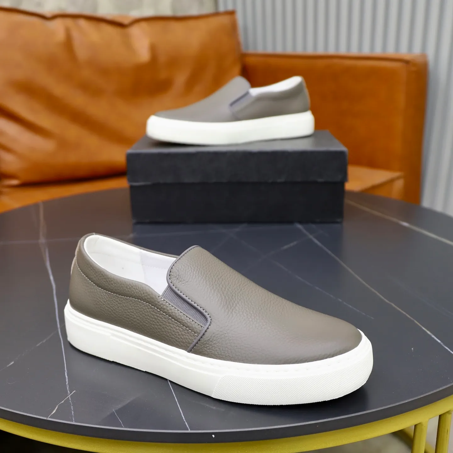 Ex-factory price: 420💰🙅‍♂️🙅‍♂️🙅‍♂️ Brand: PRADA Standard code: 38–44 (45 can be customized) Grade: Same as the official website Material: Original cowhide fabric Comfortable pigskin lining Lightweight wear-resistant outsole Style category: Men's fashionable casual shoes and boots Running sports shoes Distinguished luxury brand elements Top luxury Color: actual picture color